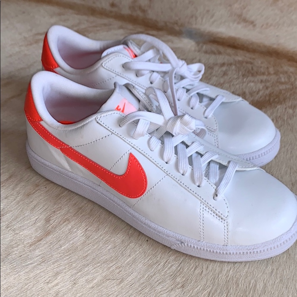 Athletic shoe